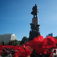 У метро "Октябрьская"