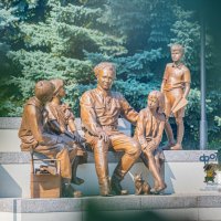 памятник "Аркадию Гайдару и тимуровцам". город Курск