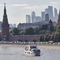 По Москве-реке