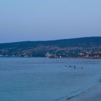 Феодосия. Залив, город и окрестности на рассвете летом.