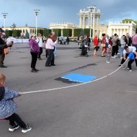 Яркий момент состязания двух малышей.