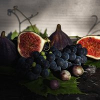 Натюрморт с инжиром и виноградом.