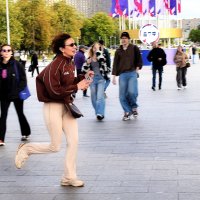 Не опаздывает,  просто прибывает с задержкой, зато с отличным настроением! 