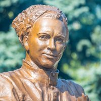 памятник "Аркадию Гайдару и тимуровцам". город Курск