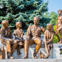 памятник "Аркадию Гайдару и тимуровцам". город Курск