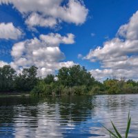 На водной глади синева и волны в мелкую морщинку...
