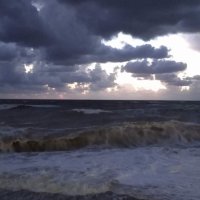 Море штормит