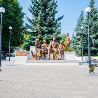 памятник "Аркадию Гайдару и тимуровцам". город Курск