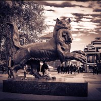 Памятник бабру несущему соболя. Иркутск.