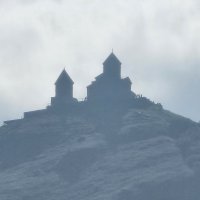 Гергетская церковь Троицы Живоначальной (Цминда Самеба) на высоте 2170 м :: Михаил Свиденцов