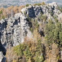 Аракульский Шихан осенью: гранитные скалы и золотой лес.
