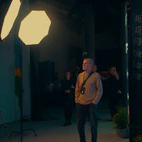 Под светом, софитов