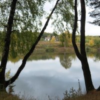 Снова осень стоит у пруда.