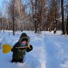Рома с лопаткой.  Хочет  сделать тропинку в снегу.... :: Наталья ***