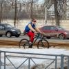 Велосипедист на весенней улице :: Александр Синдерёв