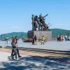 У памятника Первостроителей :: Виктор Иванович Чернюк
