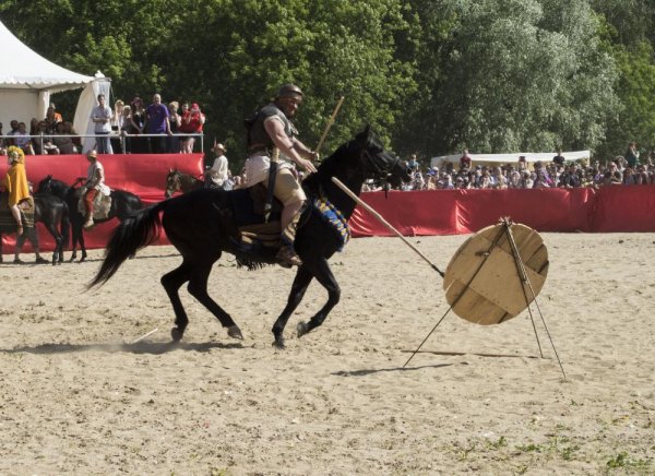 Демонстрация искусства метания копий Демонстрация искусства метания копий