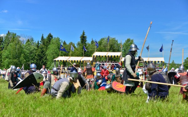 ходит и "добивает" раненых