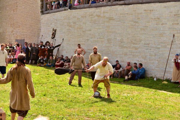 основная задача не попасть под мешок и постучать по шлему ...