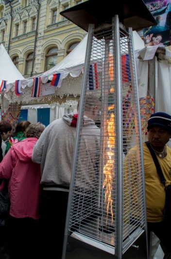 Такие фонарики служили не только украшением, но и около них можно было погреться