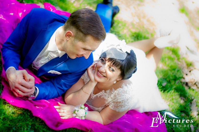 жених и невеста на травке жених и невеста на травке