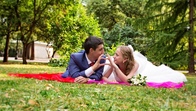 жених и невеста на травке.студия empictures жених и невеста на травке.студия empictures