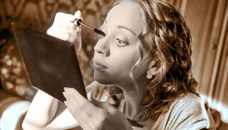 невеста красит глазки невеста красит глазки