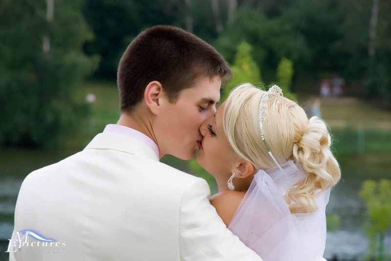 поцелуй молодоженов поцелуй молодоженов