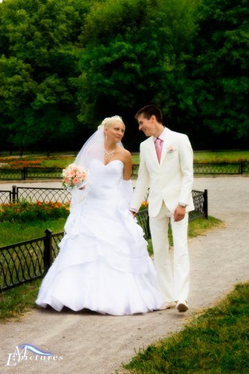 прогулка по парку на свадьбе молодоженов прогулка по парку на свадьбе молодоженов