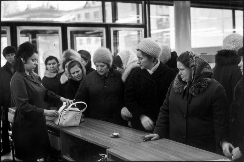 В Универмаге на Арбате (Москва, 1972)