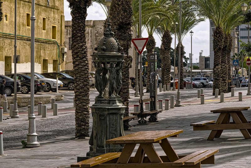 Хайфа 2025г «Кикар-Париз» (Парижская площадь») находится в Нижнем городе . возле в входа в метро