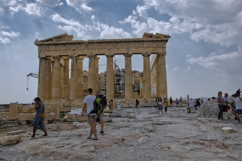 Парфенон, Афинский акрополь Парфено́н — памятник античной архитектуры, древнегреческий храм, расположенный на афинском Акрополе, главный храм в древних Афинах, посвящённый покровительнице этого города и всей Аттики, богине Афине-Девственнице. Построен в 4