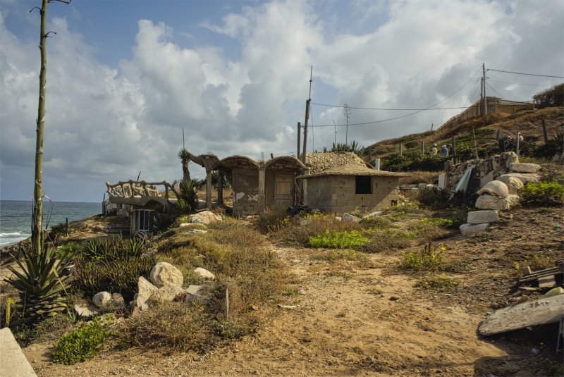 Детали домаДетали дома Этот дом был впервые построен Ниссимом «Пещерным человеком» Кахлоном в 1970-х годах. Он состоит из десятков камер, высеченных в скалах из мягкого песчаника. Фасад дома выложен из камней, морской гальки и нескольких видов переработан